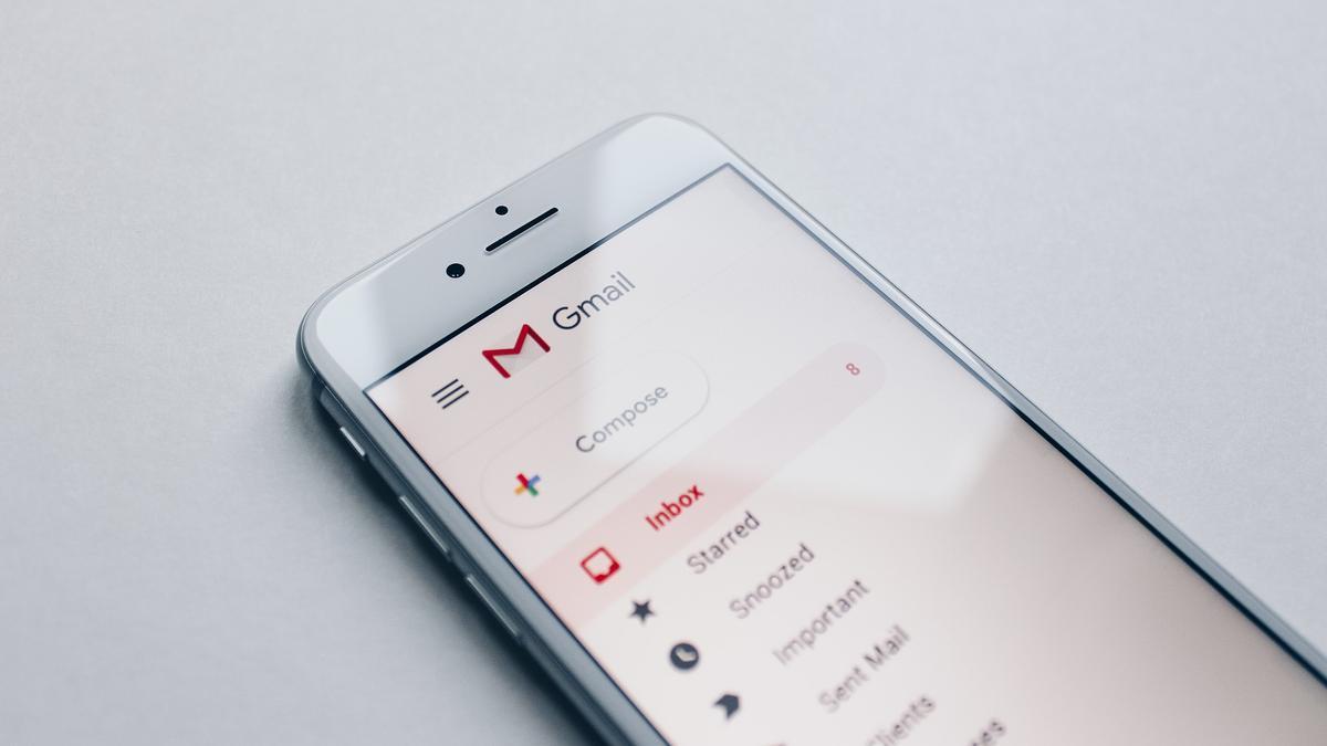 La aplicación de Gmail abierta en un teléfono móvil.
