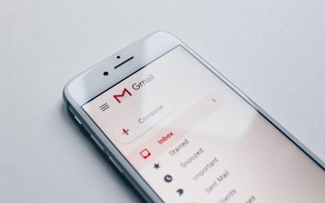 La aplicación de Gmail abierta en un teléfono móvil.