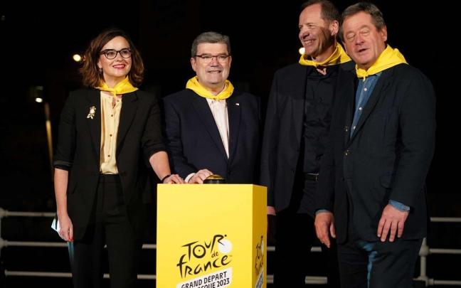 El alcalde de Bilbao, Juan Mari Aburto, el portavoz del Gobierno vasco, Bingen Zupiria, la diputada de Administración Pública y Relaciones Institucionales, Elixabete Etxanobe y el director general de Tour, Christian Prudhomme