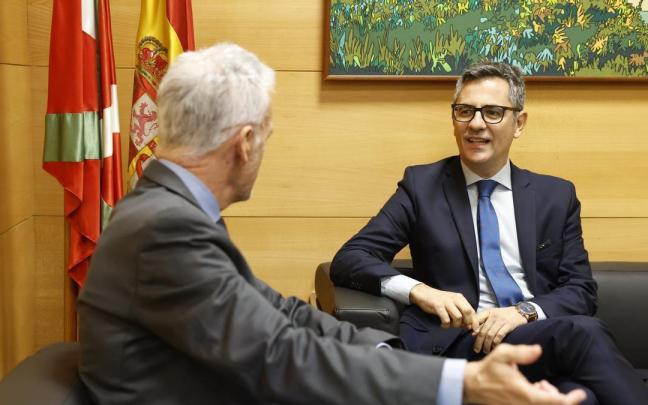 Félix Bolaños (d) y el presidente del Tribunal Superior de Justicia del País Vasco (TSJPV), Iñaki Subijana, momentos antes de participar en la apertura del Año Judicial en Euskadi.