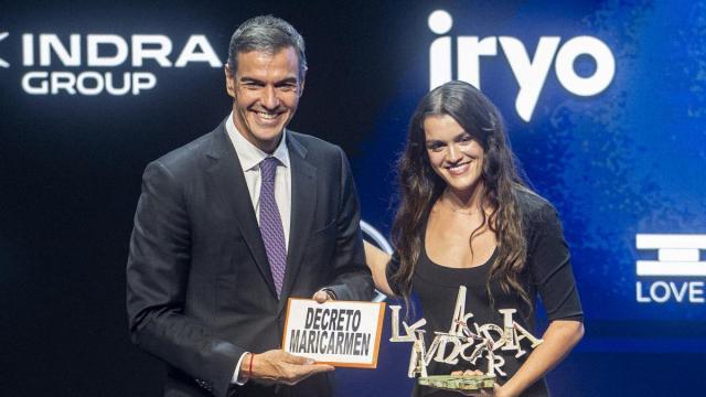 El presidente del Gobierno, Pedro Sánchez, entrega el Premio Talento Joven a la cantante Amaia Romero