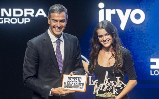 El presidente del Gobierno, Pedro Sánchez, entrega el Premio Talento Joven a la cantante Amaia Romero