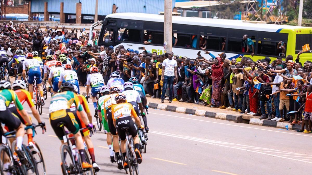 Un país, que en 2025 acogerá los Mundiales, volcado con el ciclismo.