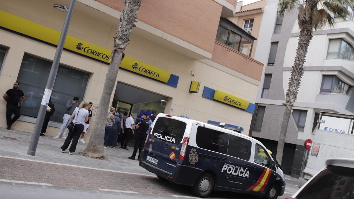 Un furgón de la Policía Nacional frente a una oficina de Correos en Melilla.