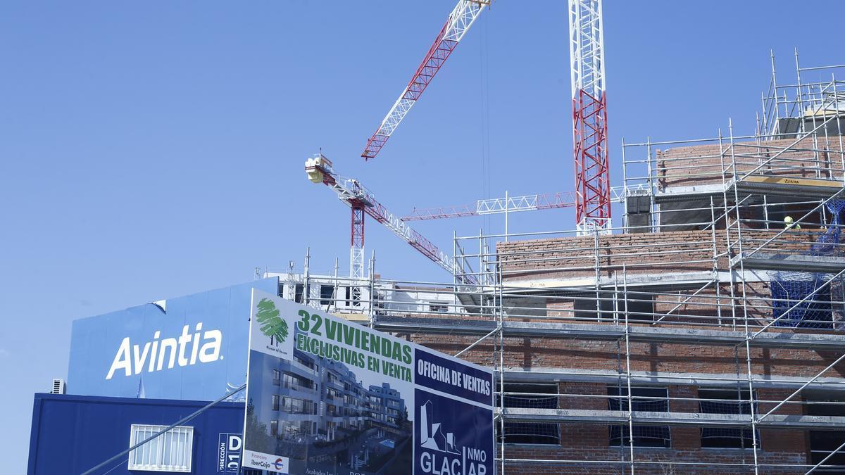 Bloque de pisos en construcción.