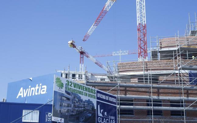 Bloque de pisos en construcción.