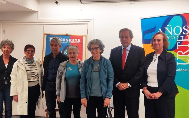 Integrantes de Odolkideak y el alcalde Jose Mª Gorroño / E. Salterain Integrantes de Odolkideak y el alcalde Jose Mª Gorroño