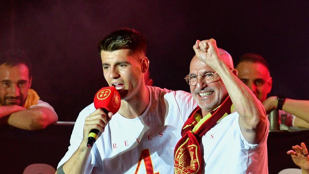 Álvaro Morata y Luis de la Fuente durante la celebración.