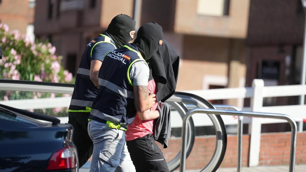 Agentes de la Policía Nacional llevan esposado a uno de los detenidos en Getxo por supuesta relación con Hezbolá
