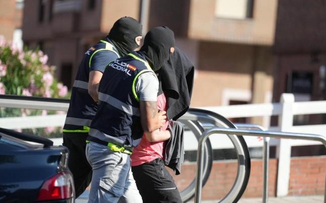 Agentes de la Policía Nacional llevan esposado a uno de los detenidos en Getxo por supuesta relación con Hezbolá