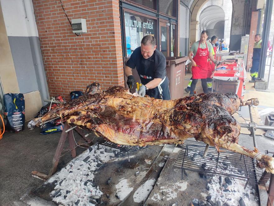 La pieza de ternera de 240 kilos necesitó 12 horas sobre las brasas para alcanzar su punto perfecto.