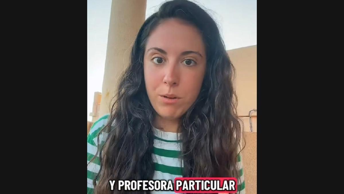 La joven, relatando su experiencia.