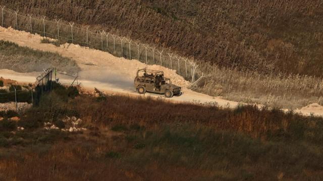 Un vehículo militar israelí se desplaza por el lado libanés de la frontera entre Israel y el Líbano.
