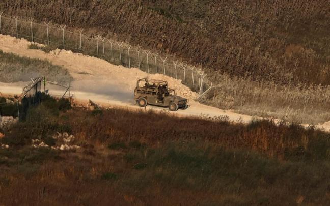 Un vehículo militar israelí se desplaza por el lado libanés de la frontera entre Israel y el Líbano.