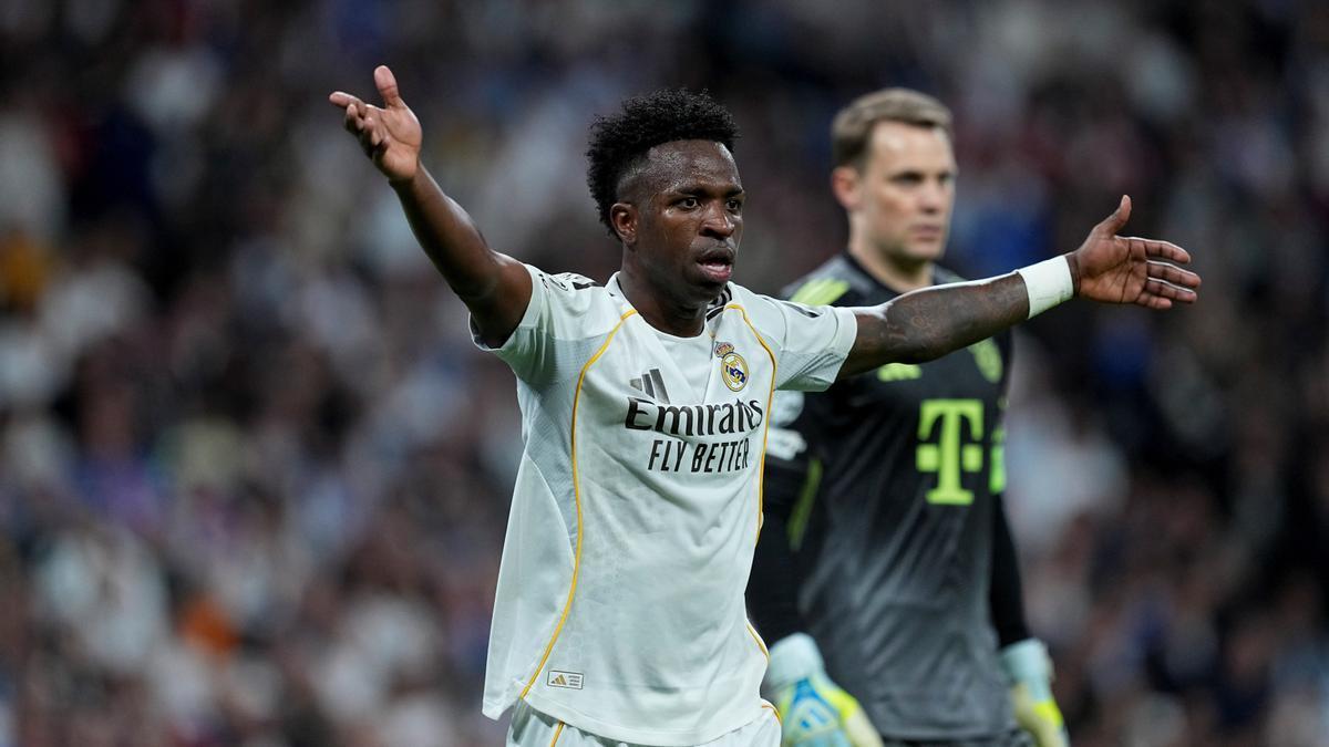 Vinicius protesta una decisión arbitral durante el Real Madrid-Bayern Múnich de la Champions League.