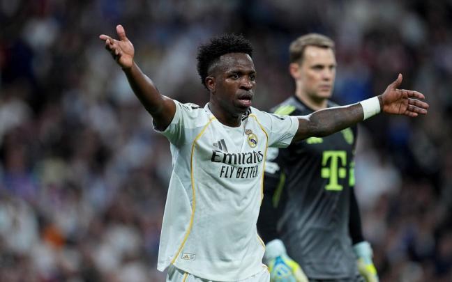 Vinicius protesta una decisión arbitral durante el Real Madrid-Bayern Múnich de la Champions League.