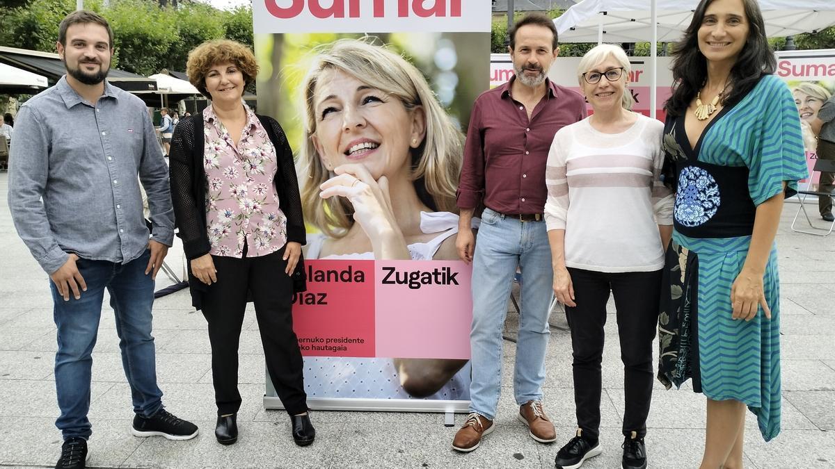 Los miembros de Sumar posan poco antes de arrancar el acto político en Irun.