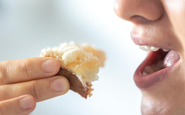 La disfagia es la dificultad para tragar alimentos, líquidos o incluso saliva.