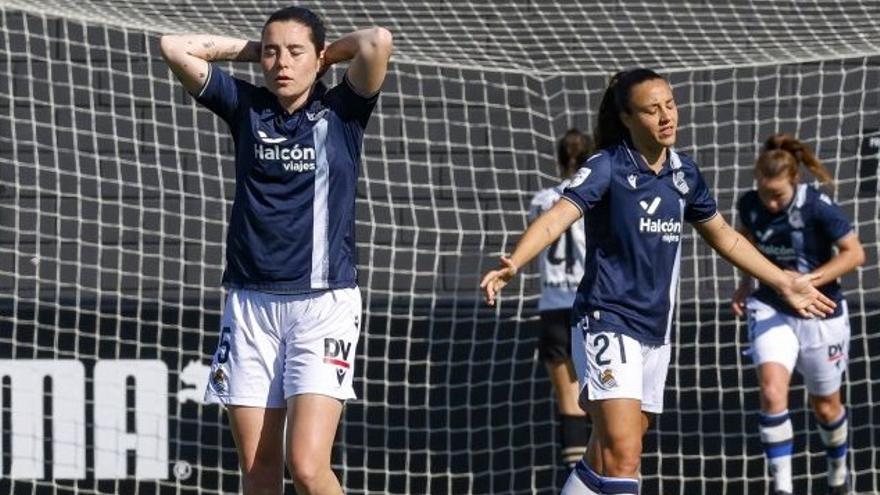 Las realistas Iris Arnaiz y Emma Ramírez se lamentan tras encajar un gol en Valencia. / LALIGA