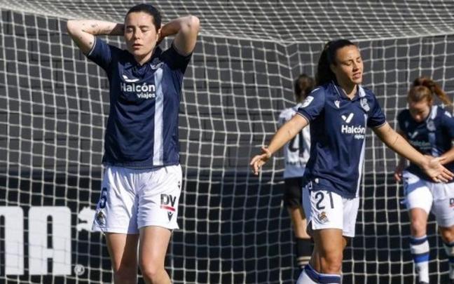 Las realistas Iris Arnaiz y Emma Ramírez se lamentan tras encajar un gol en Valencia. / LALIGA