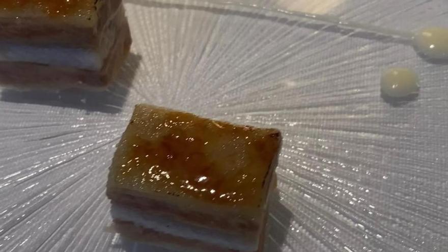 Milhojas caramelizado de anguila ahumada, foie gras, cebolleta y manzana verde, del restaurante Martin Berasategui.