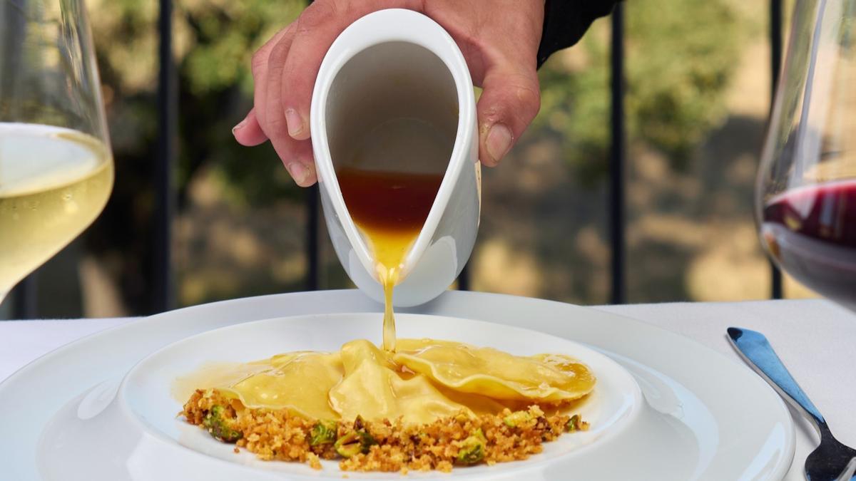 En estas rutas, la torta del Casar protagooniza numerosas recetas, como estos raviolis de torta del Casar con miel de trufa y pistachos.