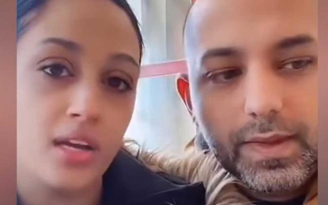 La joven agredida junto a su marido.