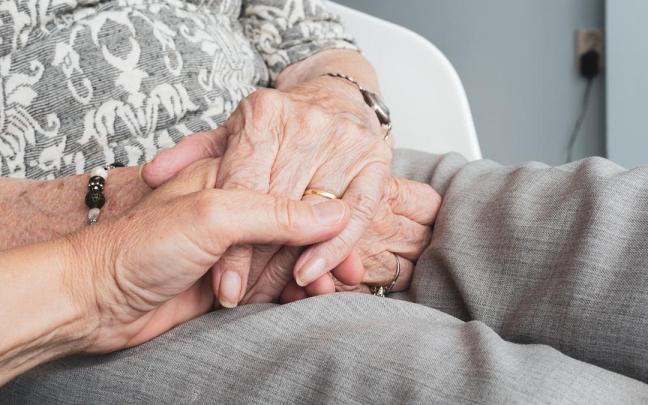 Dos personas mayores entrelanzan sus manos. / EP Dos personas mayores entrelanzan sus manos.