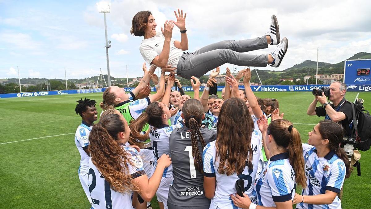 Natalia Arroyo es manteada por sus jugadores en el último partido como entrenadora de la Real Sociedad. / PEDRO MARTÍNEZ