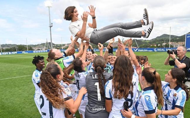 Natalia Arroyo es manteada por sus jugadores en el último partido como entrenadora de la Real Sociedad. / PEDRO MARTÍNEZ