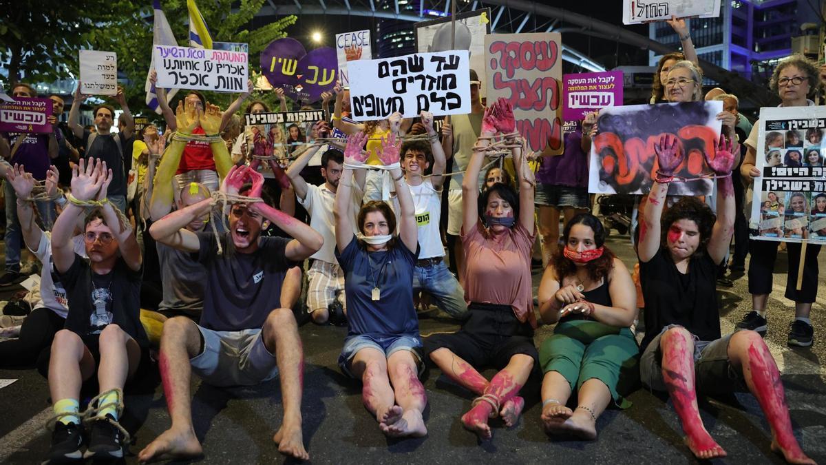 Manifestación en Tel Aviv pidiendo un alto el fuego y reclamando acción por la situación de los rehenes