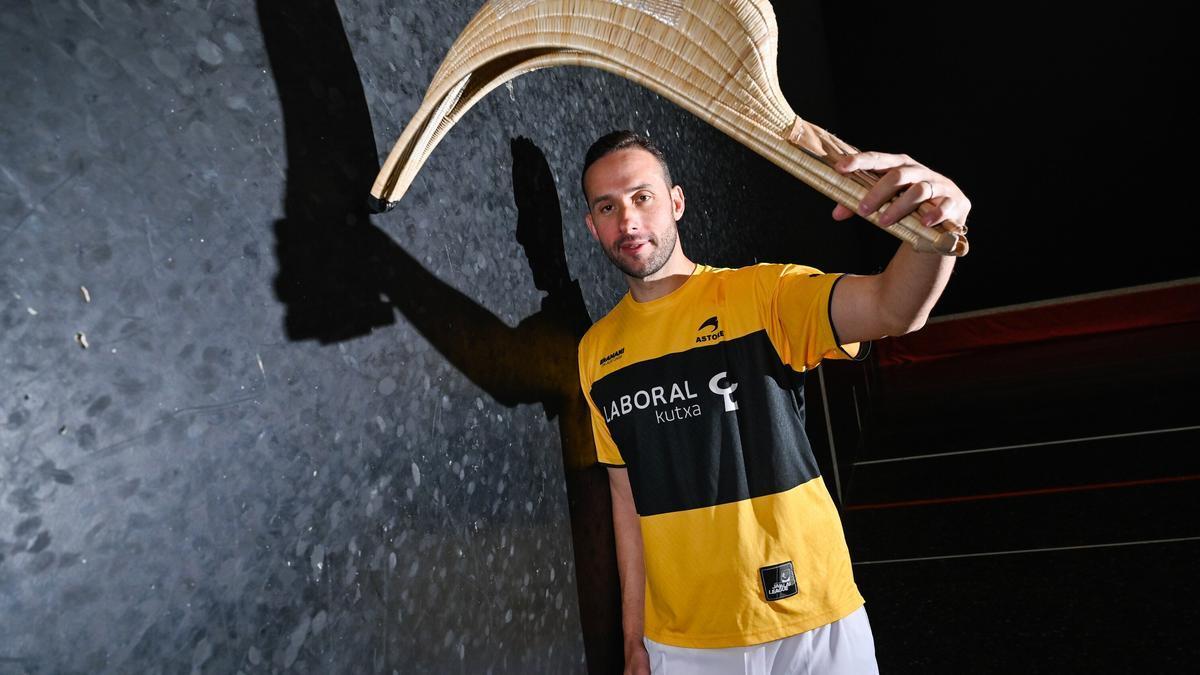 Imanol López posa en el frontón Aitzuri de Zumaia, donde se retira tras 23 años en la élite de la cesta punta.