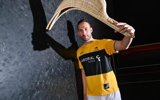 Imanol López posa en el frontón Aitzuri de Zumaia, donde se retira tras 23 años en la élite de la cesta punta.