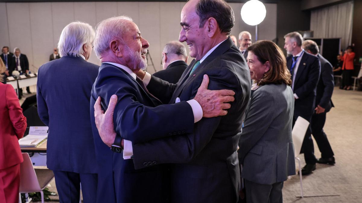 Ignacio Galán, presidente de Iberdrola, saluda a Lula Da Silva, en el marco de la cumbre bilateral España-Brasil celebrada en Barcelona.
