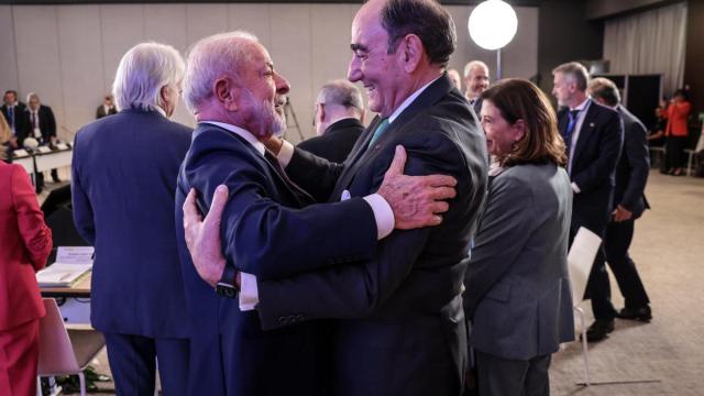 Ignacio Galán, presidente de Iberdrola, saluda a Lula Da Silva, en el marco de la cumbre bilateral España-Brasil celebrada en Barcelona.