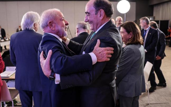 Ignacio Galán, presidente de Iberdrola, saluda a Lula Da Silva, en el marco de la cumbre bilateral España-Brasil celebrada en Barcelona.