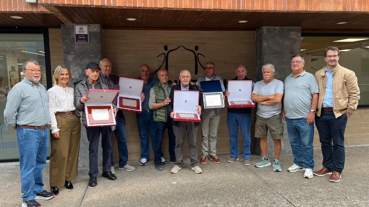 Homenajeados, voluntarios de Nagusilan y la alcaldesa Leire Artola.