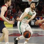 Francis Alonso pasa un balón en el derbi vasco ante el Baskonia.