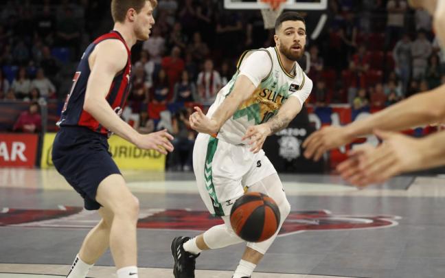Francis Alonso pasa un balón en el derbi vasco ante el Baskonia. Francis Alonso pasa un balón en el derbi vasco ante el Baskonia.