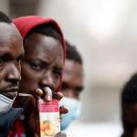 varios migrantes en Irun.