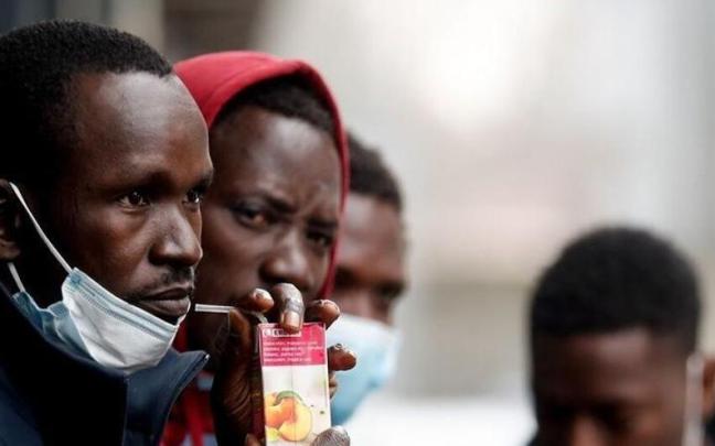 varios migrantes en Irun.