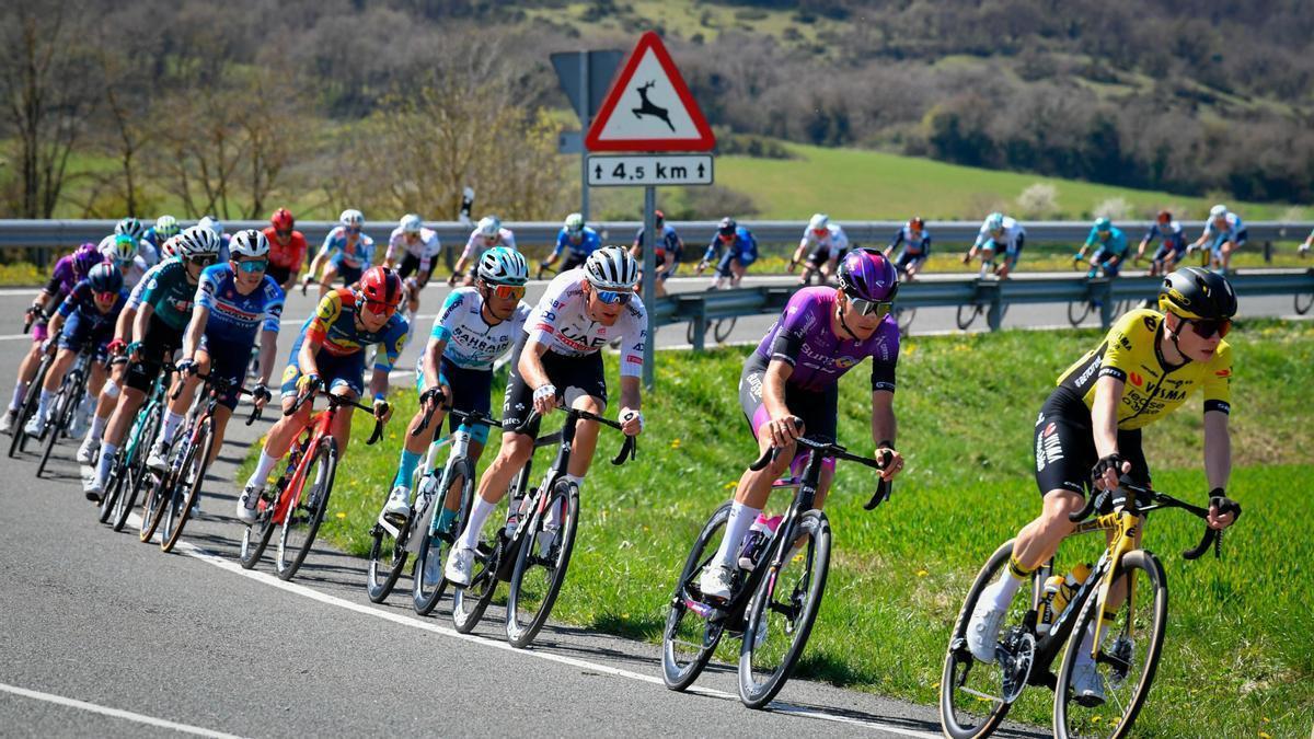 El pelotón de la pasada Itzulia, con Jonas Vingegaard en el extremo derecho de la imagen.