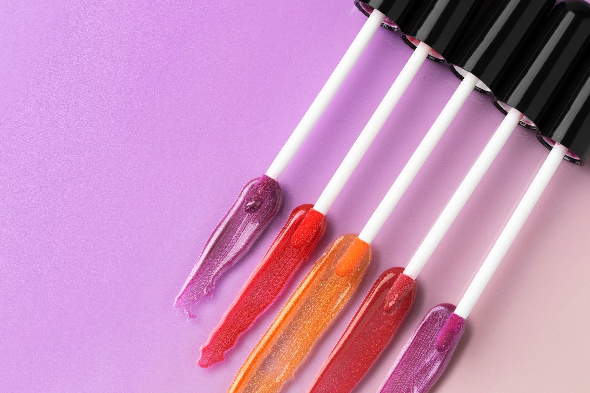 Pinceles de lip oil en tonalidades vibrantes.