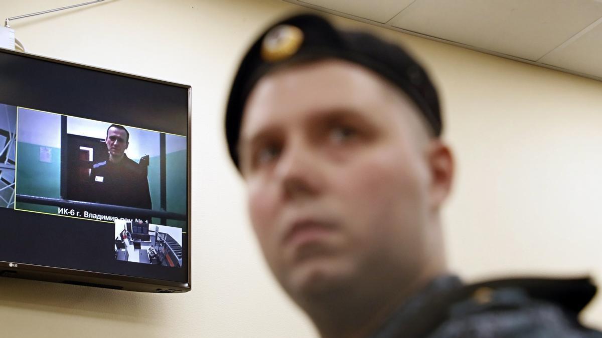 Alexei Navalni asiste por videoconferencia a la vista del recurso a su condena.