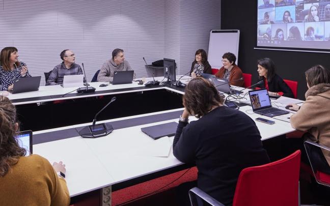 La Mesa de Diálogo Civil, reunida esta semana en Gasteiz. / IREKIA La Mesa de Diálogo Civil, reunida esta semana en Gasteiz.