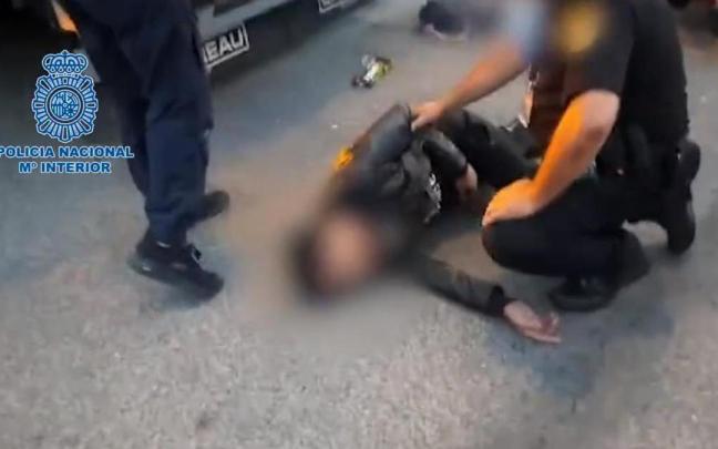 Los agentes auxilian a uno de los migrantes. Los agentes auxilian a uno de los migrantes.