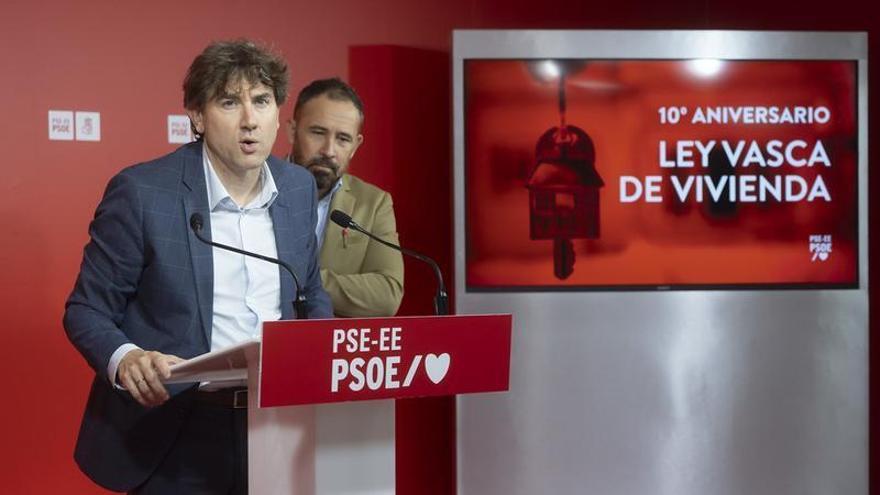 El secretario general del PSE, Eneko Andueza, con el consejero de Vivienda, Denis Itxaso