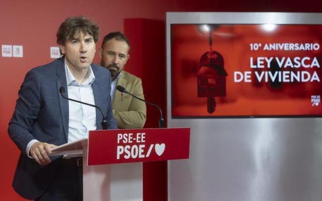 El secretario general del PSE, Eneko Andueza, con el consejero de Vivienda, Denis Itxaso