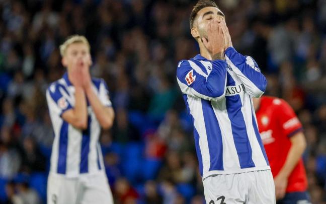 El centrocampista de la Real Sociedad Brais Méndez se lamenta de una ocasión fallada en el Real-Osasuna de Liga de esta temporada. / EFE / JUAN HERRERO