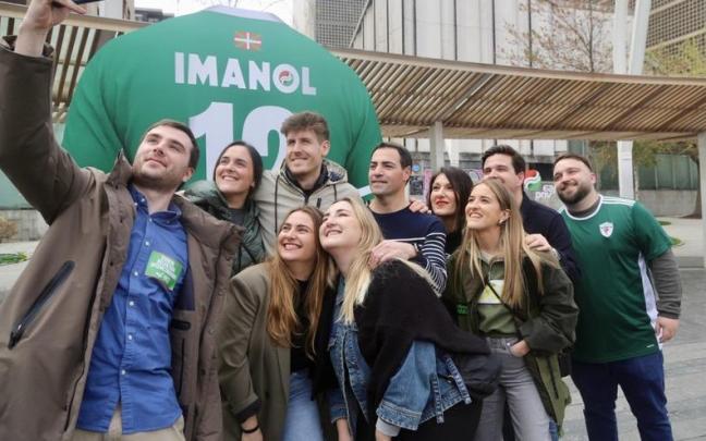 El candidato del PNV a lehendakari, Imanol Pradales, se hizo un 'selfi' con los jóvenes en un acto celebrado este fin de semana